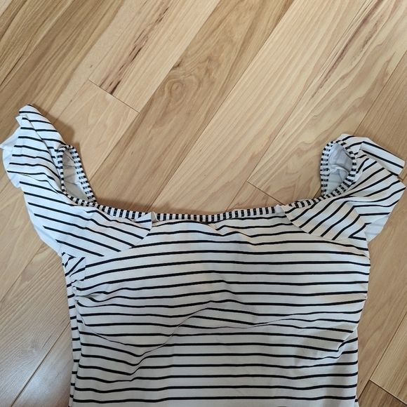 😊 Vince Camuto one piece black white striped swimsuit with ruffled straps sz 10 - Picture 5 of 9